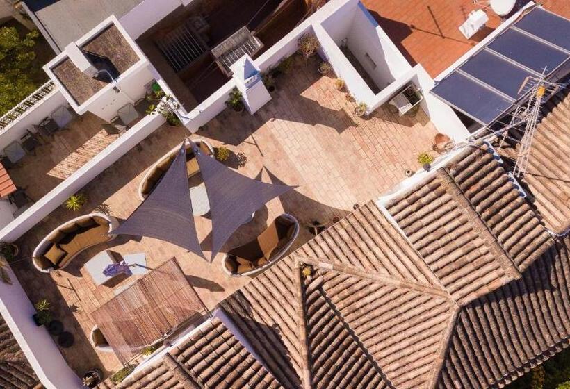 پانسیون Enchanted Villa