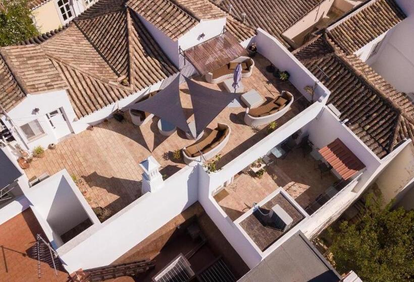 پانسیون Enchanted Villa