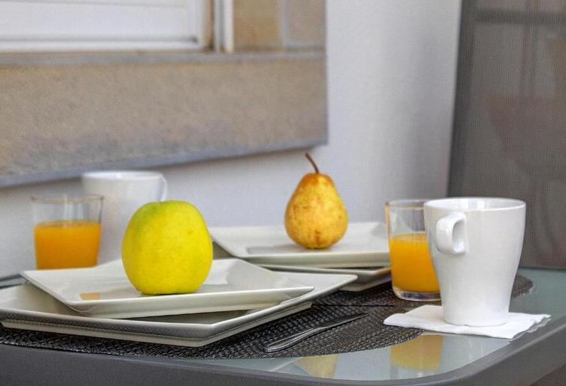 پانسیون Enchanted Villa