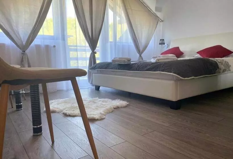 Majatalo Perla Muntilor Ponoarele, Padurea De Liliac