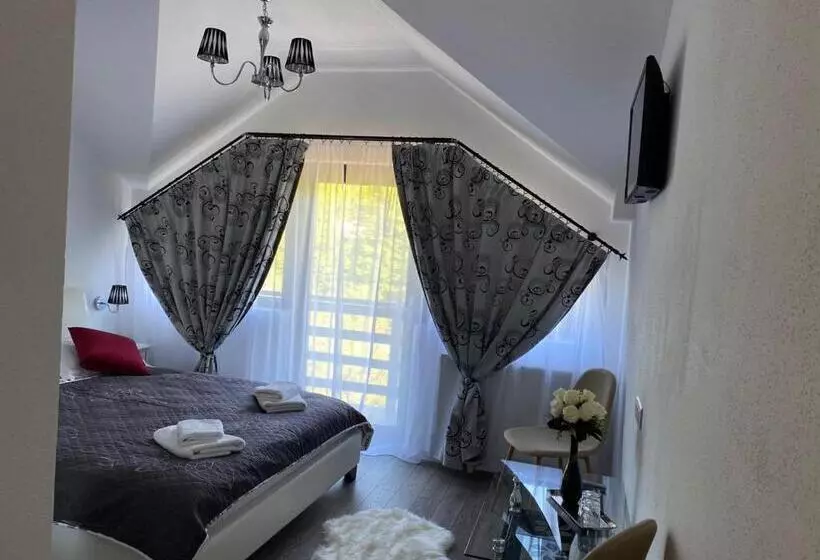 Majatalo Perla Muntilor Ponoarele, Padurea De Liliac