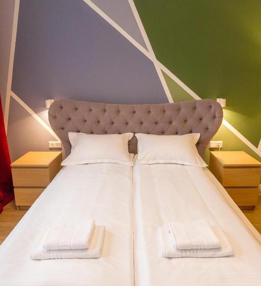 H11 Downtown Apartments