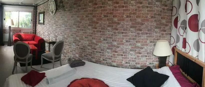 ベッドアンドブレックファースト Atelierchic