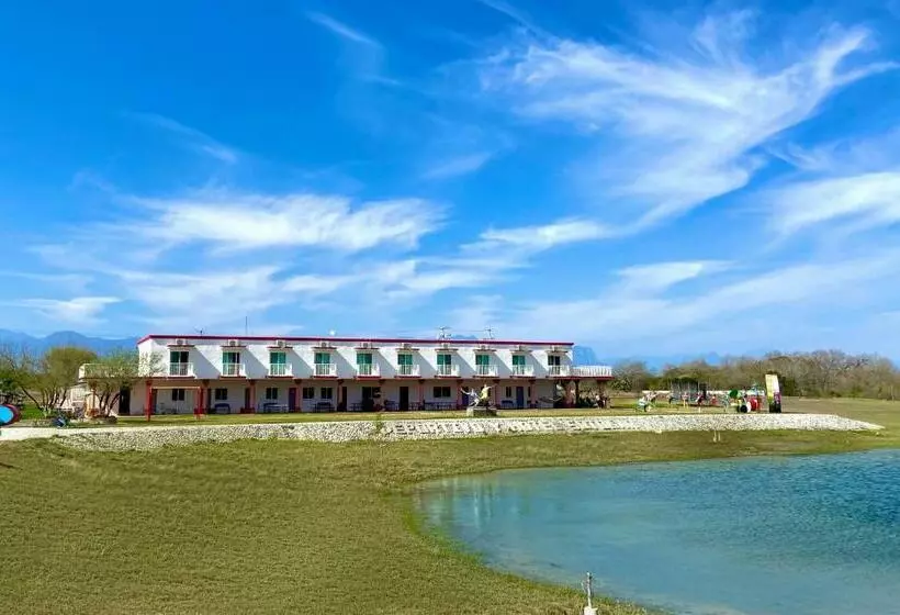 ホテル Rancho Sotolar   Glamping Linares