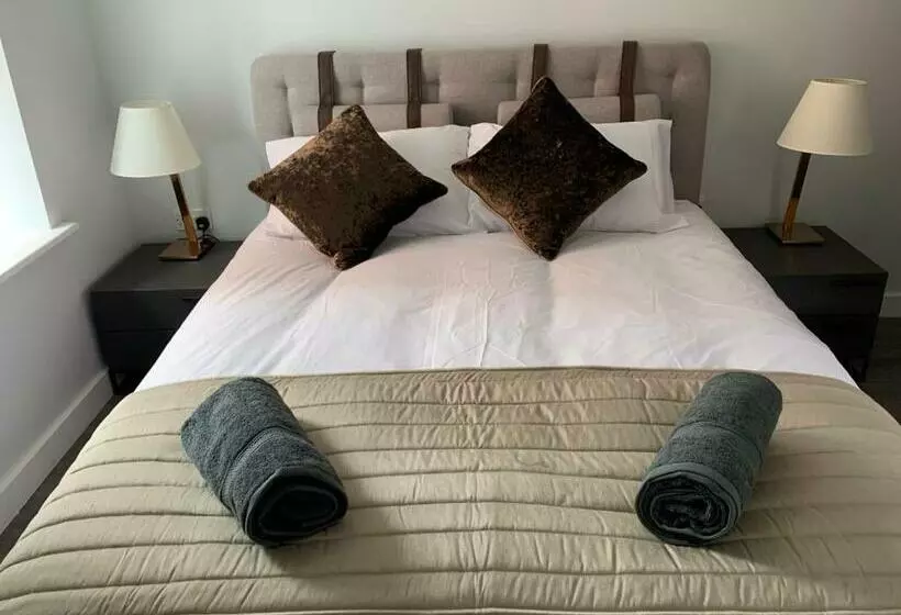 هتل The Falcon Tap Boutique Inn