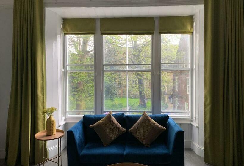 ホテル The Falcon Tap Boutique Inn