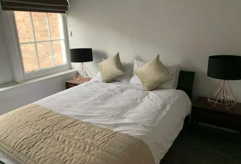 هتل The Falcon Tap Boutique Inn
