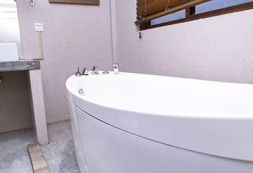 پانسیون Aquzz Hotel & Spa