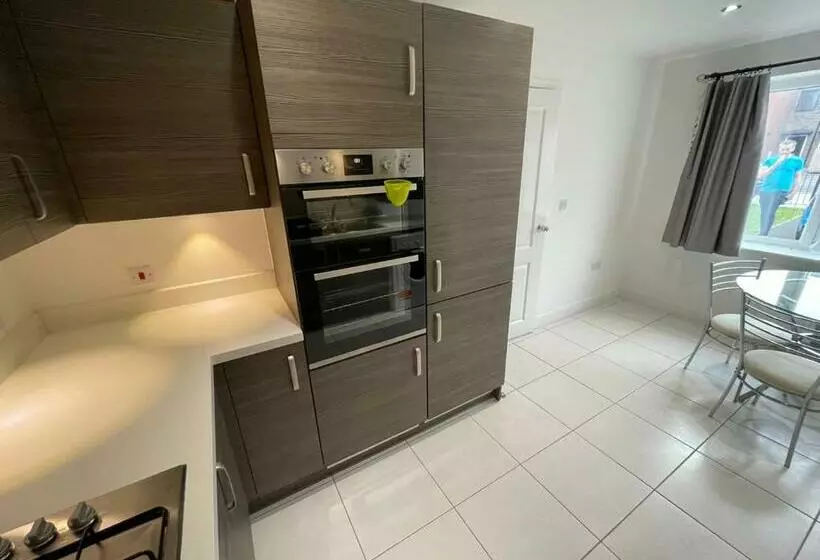 پانسیون Large Spacious Room With Massive Bed And Free Wifi