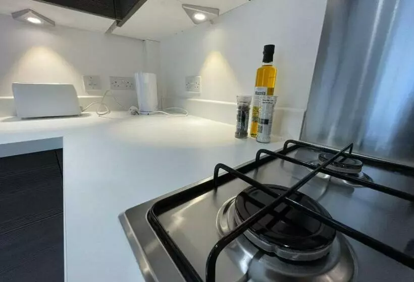پانسیون Large Spacious Room With Massive Bed And Free Wifi
