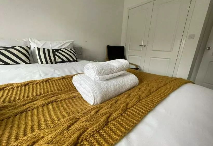 پانسیون Large Spacious Room With Massive Bed And Free Wifi