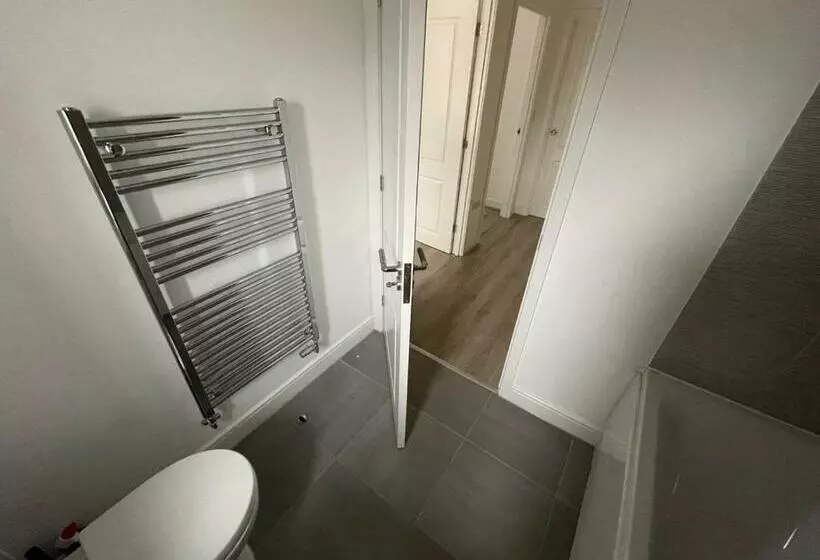 پانسیون Large Spacious Room With Massive Bed And Free Wifi