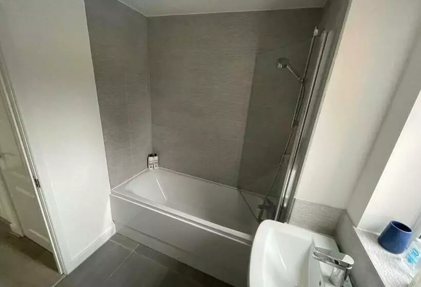 پانسیون Large Spacious Room With Massive Bed And Free Wifi
