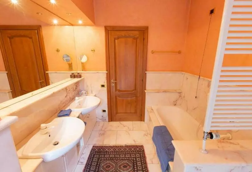 پانسیون Villa Grande Con Stanze, Bagni E Giardino