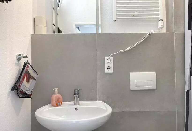Zentrale Zweibettzimmer Für Monteure I Home2share
