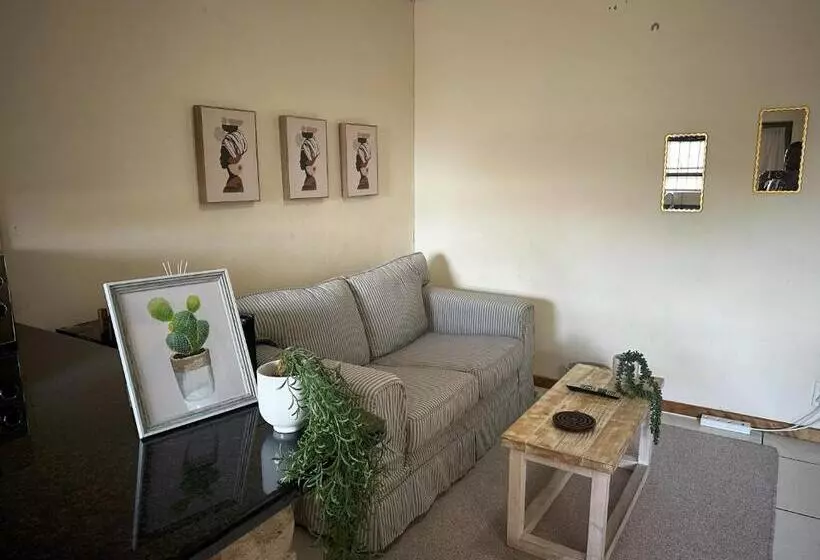 پانسیون The Hide On Devereux