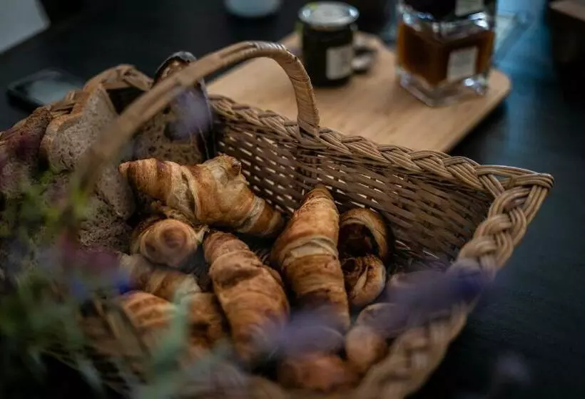 تختخواب و صبحانه Maison M Aix