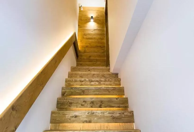 تختخواب و صبحانه Wolf House Bnb