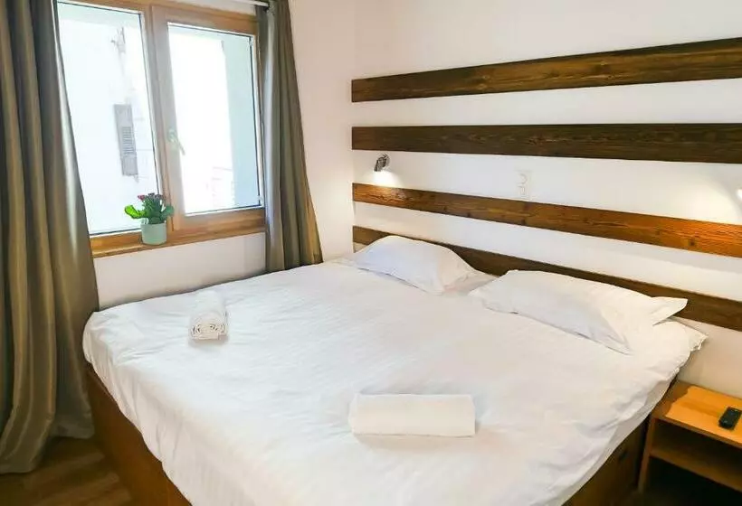 تختخواب و صبحانه La Baraka Hostel