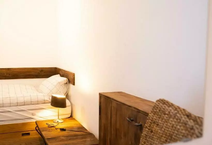 تختخواب و صبحانه La Baraka Hostel