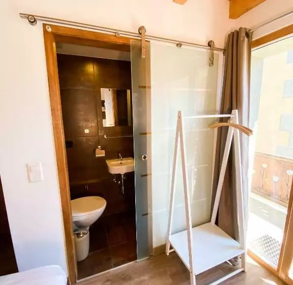 تختخواب و صبحانه La Baraka Hostel