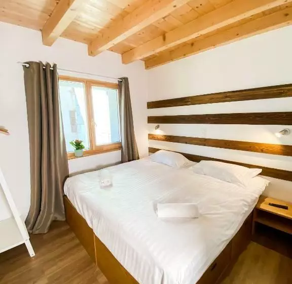 تختخواب و صبحانه La Baraka Hostel