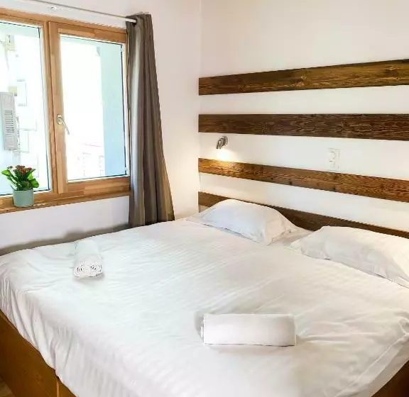 تختخواب و صبحانه La Baraka Hostel