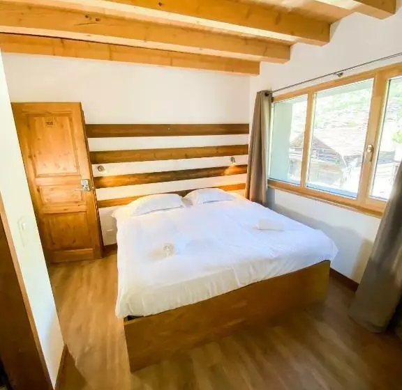 تختخواب و صبحانه La Baraka Hostel