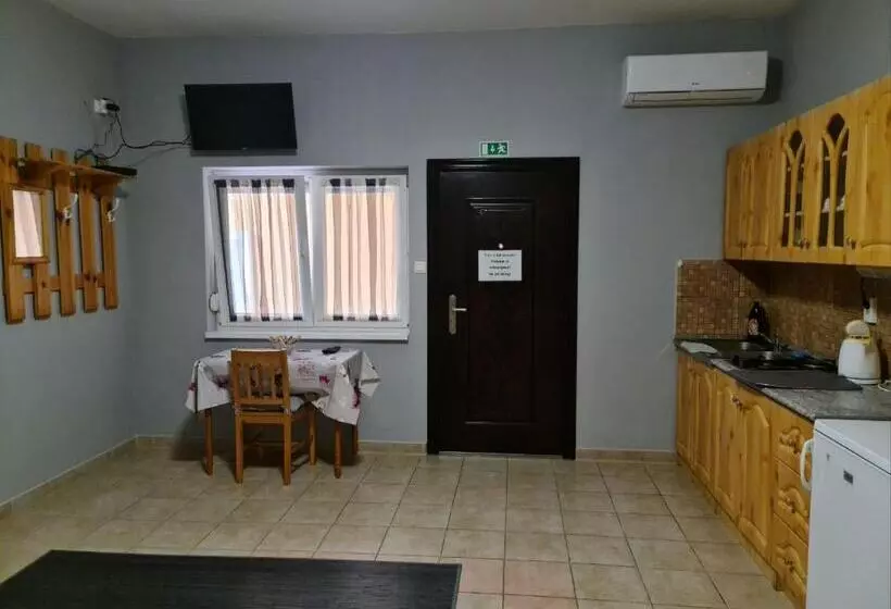 ペンション Amina Apartman