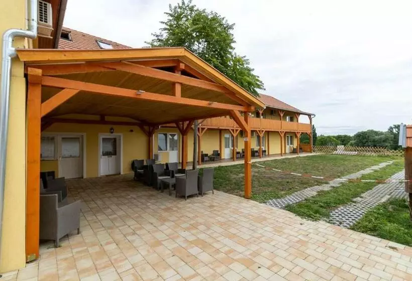 ペンション Montana Ederics Vendégház