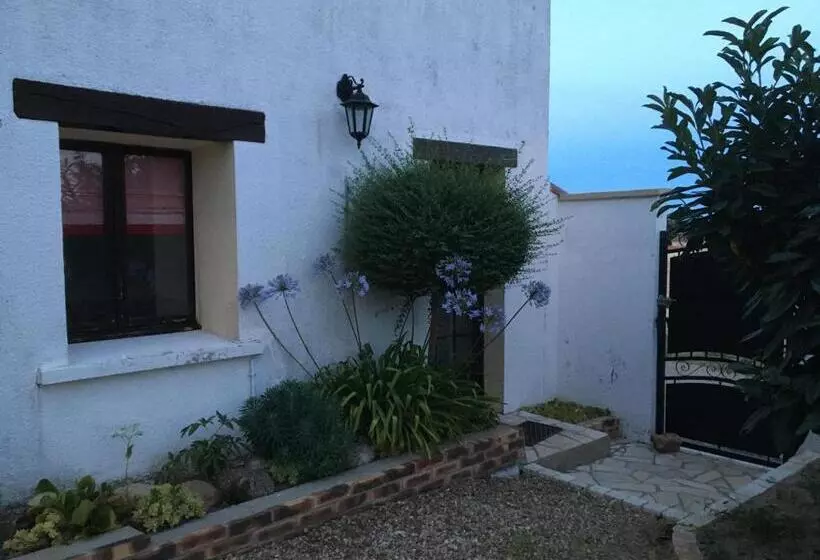 Aamiaismajoitus (B&B) Maison Blanche Piscine Et Petit Déjeuner