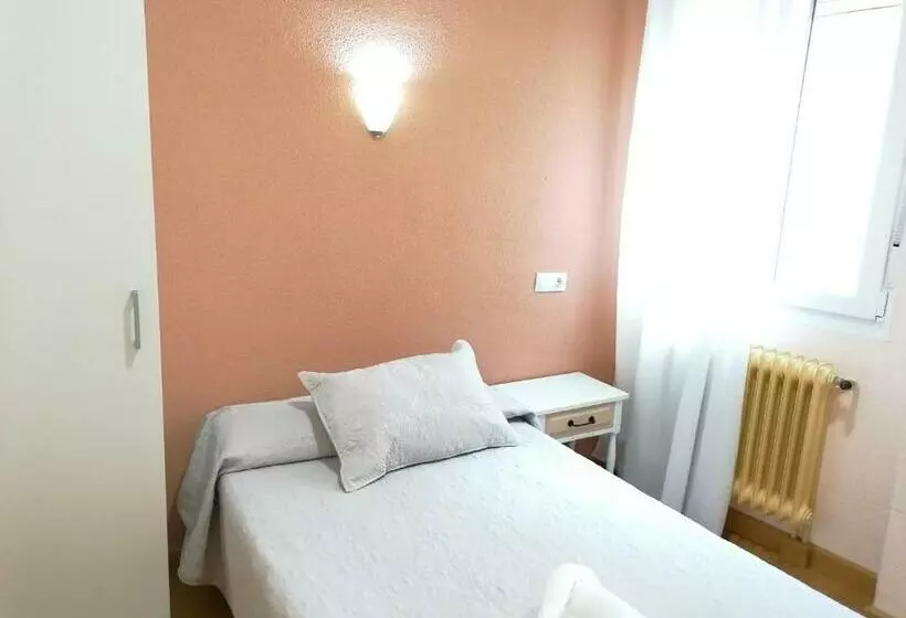 پانسیون Hostal Hernan Cortes