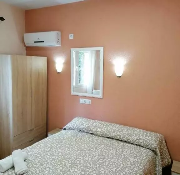 پانسیون Hostal Hernan Cortes