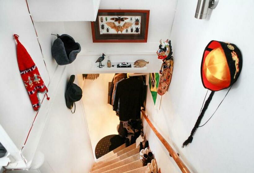 تختخواب و صبحانه The Cozy Little House