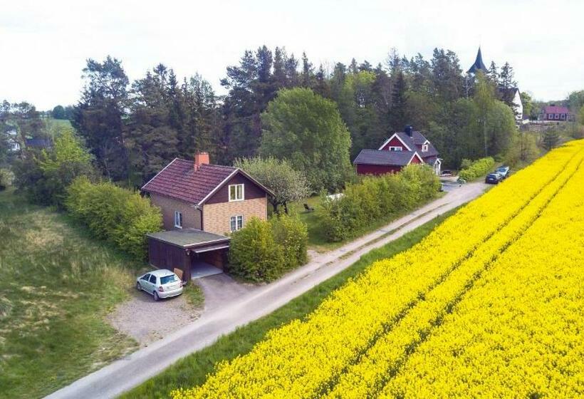 تختخواب و صبحانه The Cozy Little House