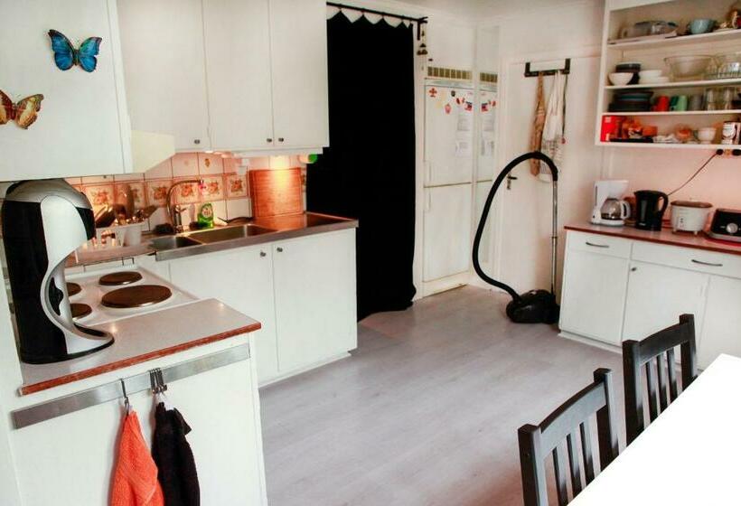 تختخواب و صبحانه The Cozy Little House