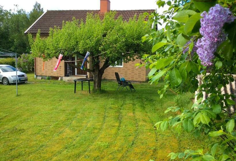 تختخواب و صبحانه The Cozy Little House