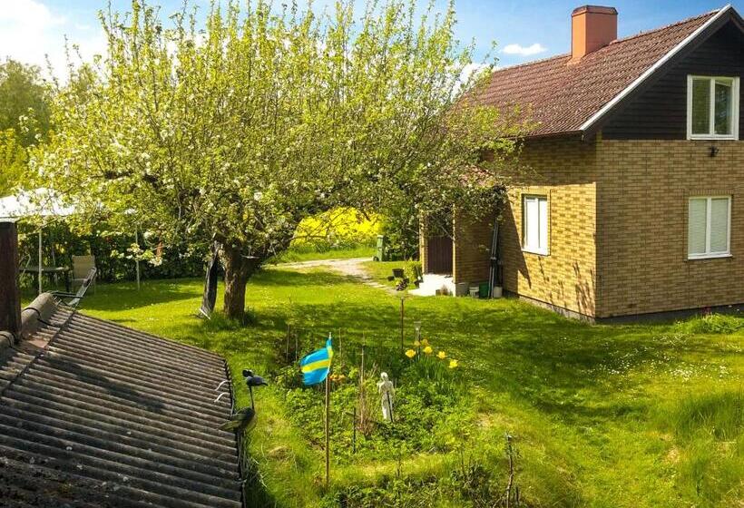 تختخواب و صبحانه The Cozy Little House