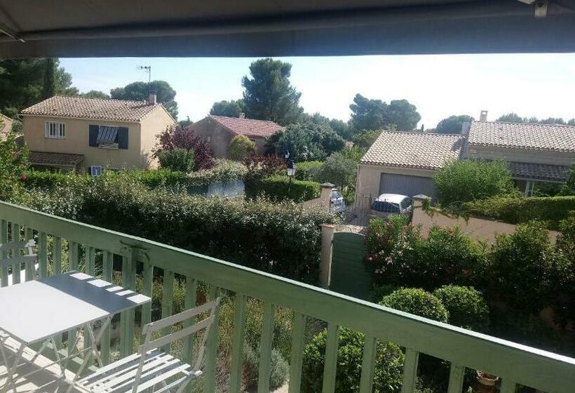 Пансион Logement Dans Une Pinède à Lambesc