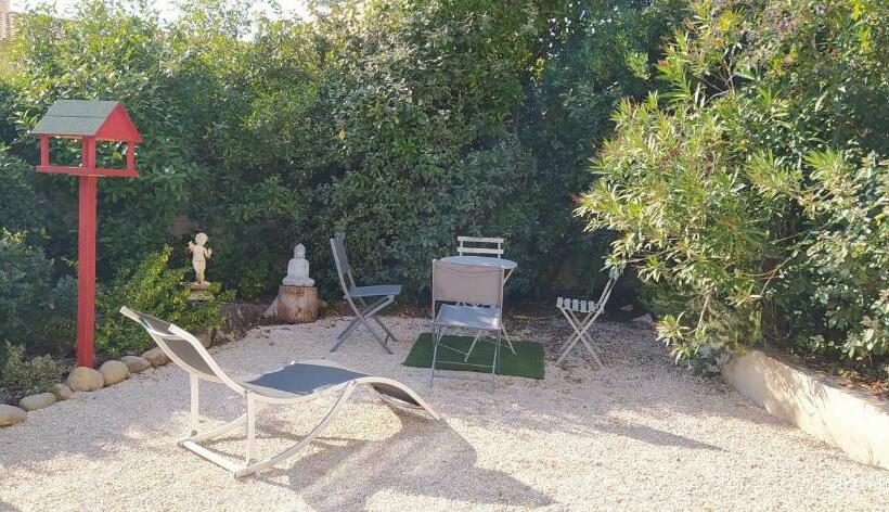 Пансион Logement Dans Une Pinède à Lambesc