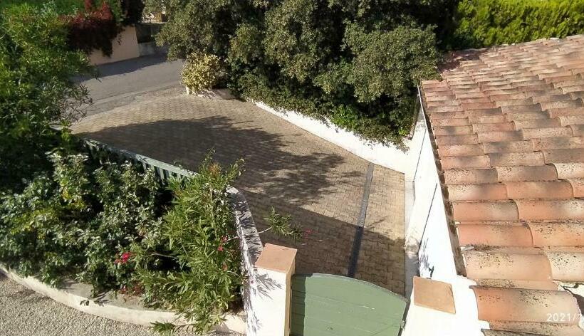 Пансион Logement Dans Une Pinède à Lambesc