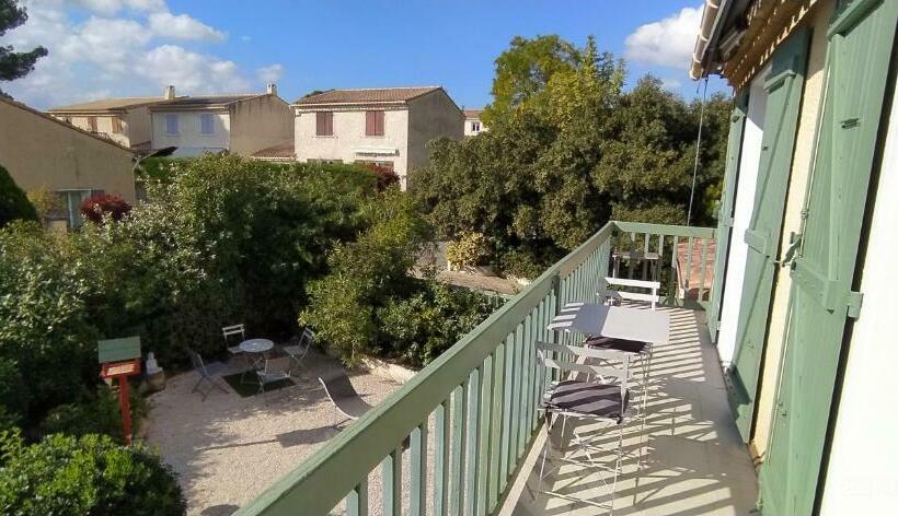 Пансион Logement Dans Une Pinède à Lambesc