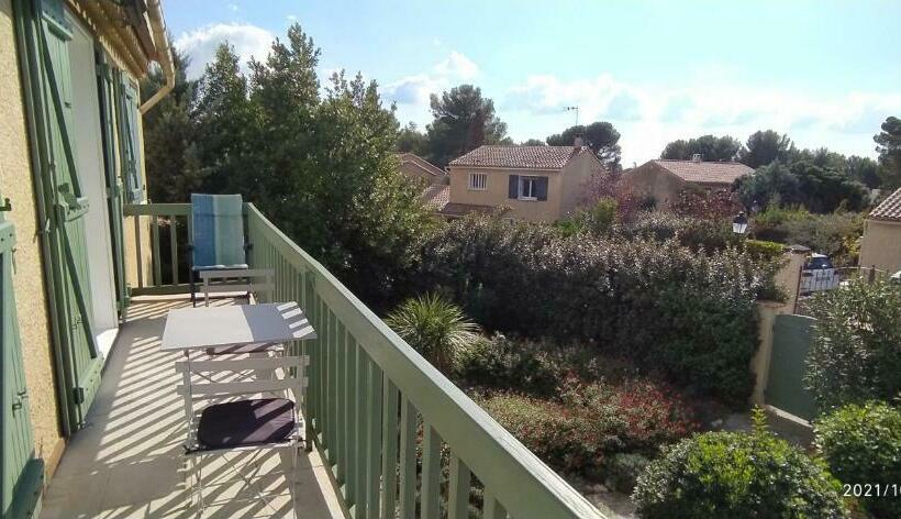 Пансион Logement Dans Une Pinède à Lambesc