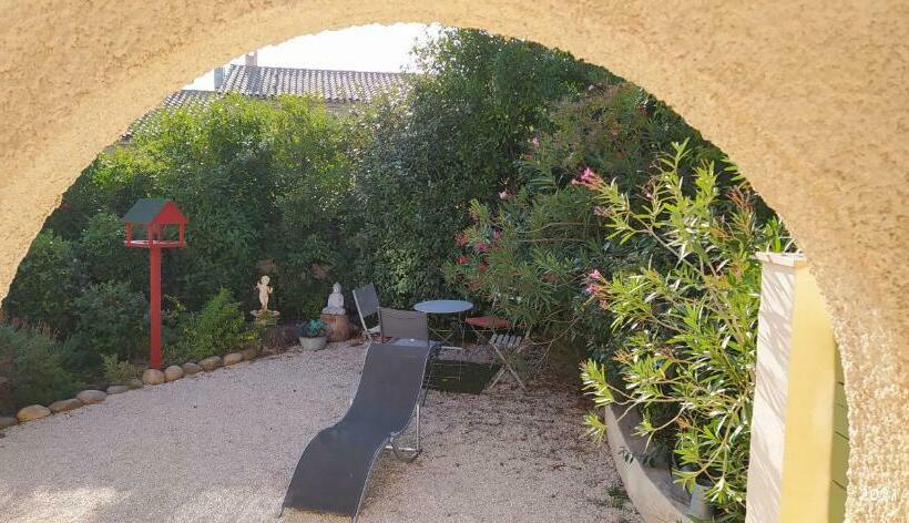 Пансион Logement Dans Une Pinède à Lambesc