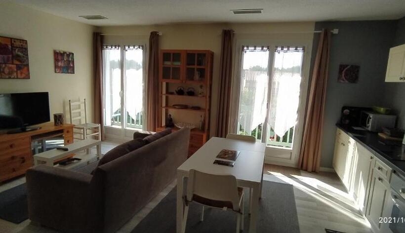 Пансион Logement Dans Une Pinède à Lambesc