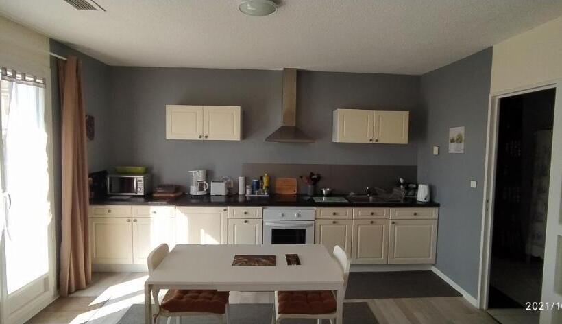 Пансион Logement Dans Une Pinède à Lambesc