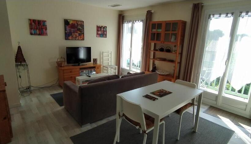 Пансион Logement Dans Une Pinède à Lambesc