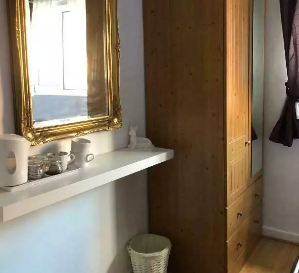 ベッドアンドブレックファースト Home From Home, Close To Redditch Hospital Abb