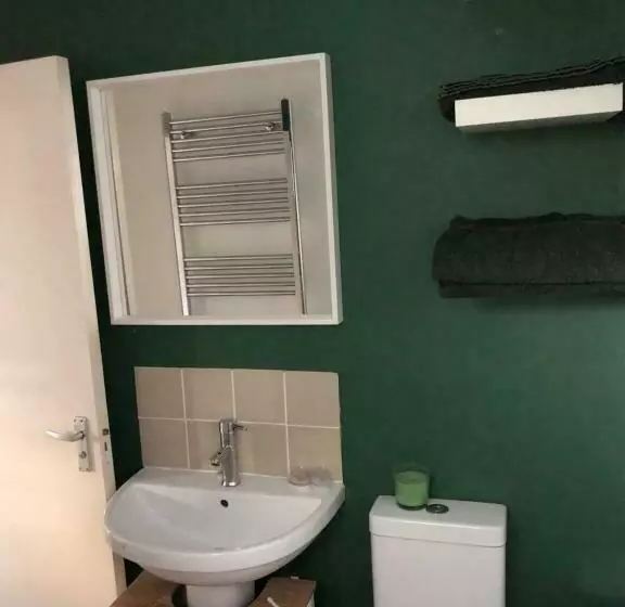 ベッドアンドブレックファースト Home From Home, Close To Redditch Hospital Abb