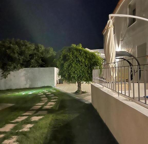 پانسیون Kerart House